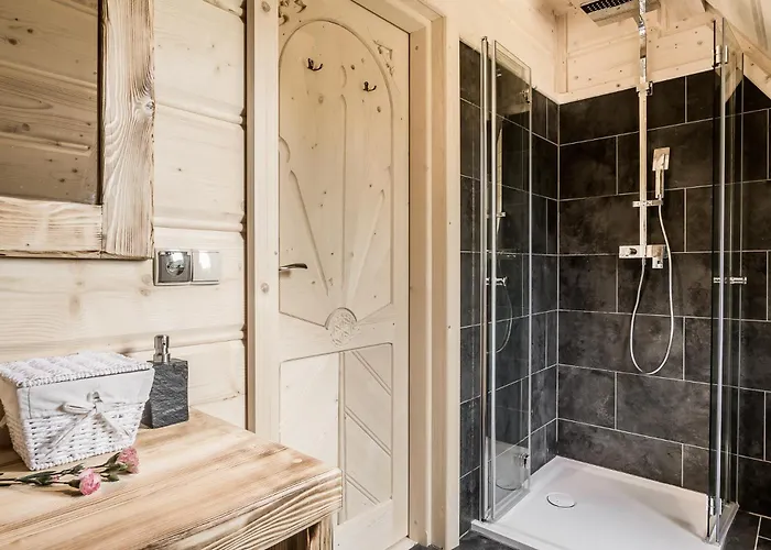 Owcza Z Jacuzzi I Sauna בקתה *